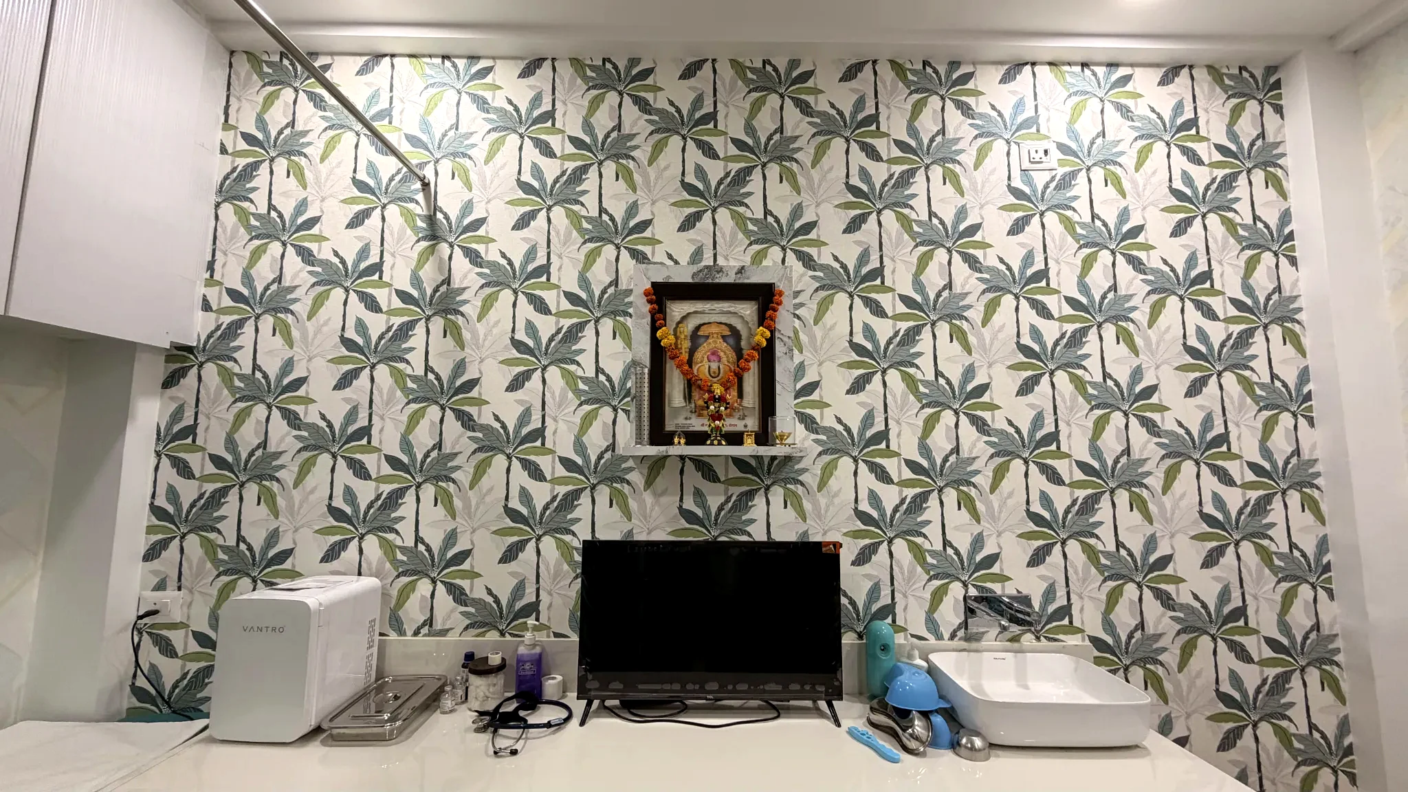 Clinic diagnostic and handwashing area