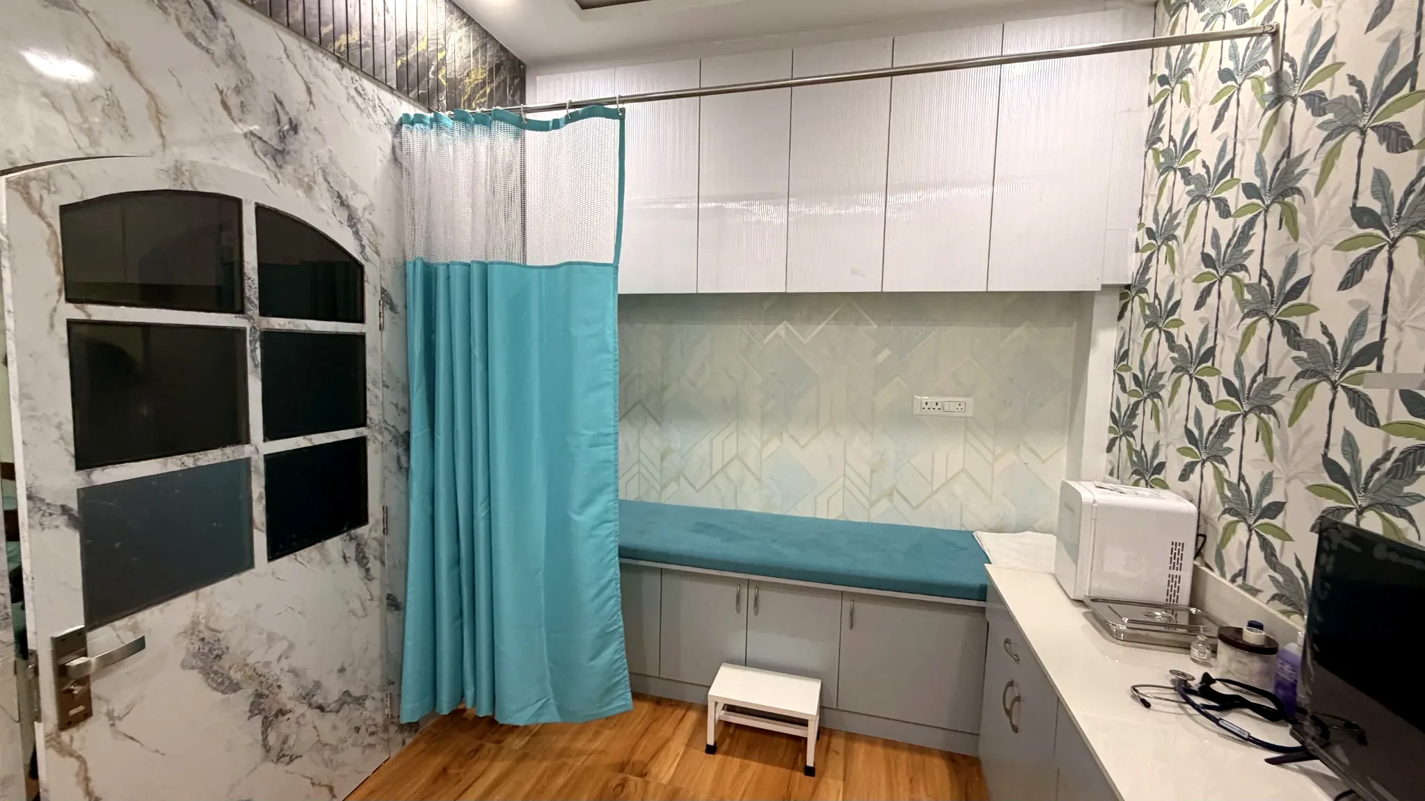 Clinic treatment bed and curtain